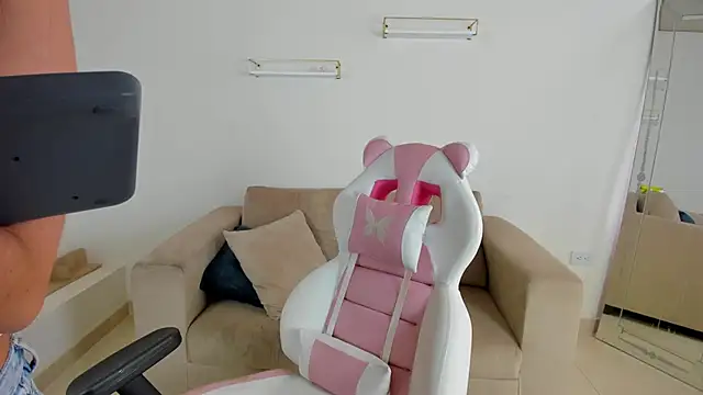 Snapshot of Charlotte_cowell_sub1_ chatting on October 29, 2025, 8:52 pm Charlotte cowell sub1 online show from October 29, 2025, 8:52 pm