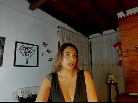 Snapshot of mykaelahoney chatting on February 12, 2026, 4:56 am mykaelahoney online show from February 12, 2026, 4:56 am
