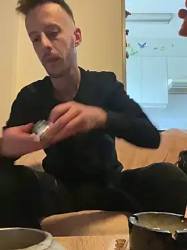 Snapshot of mecbxl25 chatting on September 26, 2025, 8:32 am mecbxl25 online show from September 26, 2025, 8:32 am