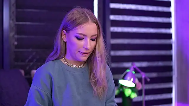 Snapshot of Adelleinne chatting on December 10, 2024, 10:28 am Adelleinne online show from December 10, 2024, 10:28 am