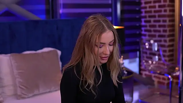 Snapshot of Adelleinne chatting on December 15, 2024, 6:40 am Adelleinne online show from December 15, 2024, 6:40 am