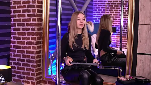 Snapshot of Adelleinne chatting on December 25, 2024, 6:20 am Adelleinne online show from December 25, 2024, 6:20 am