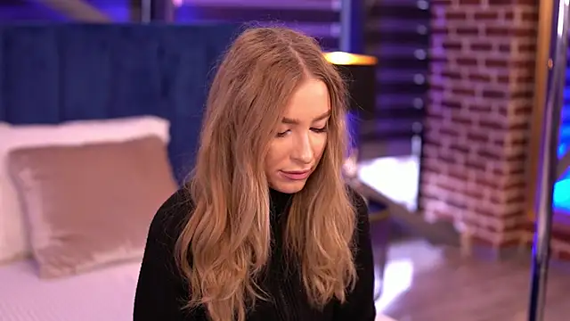 Snapshot of Adelleinne chatting on December 22, 2024, 10:28 am Adelleinne online show from December 22, 2024, 10:28 am