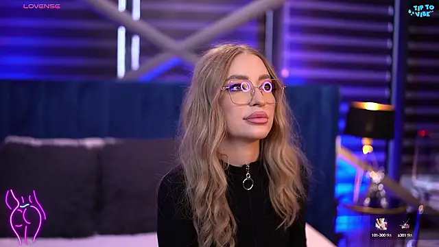 Snapshot of Adelleinne chatting on December 6, 2024, 6:53 am Adelleinne online show from December 6, 2024, 6:53 am