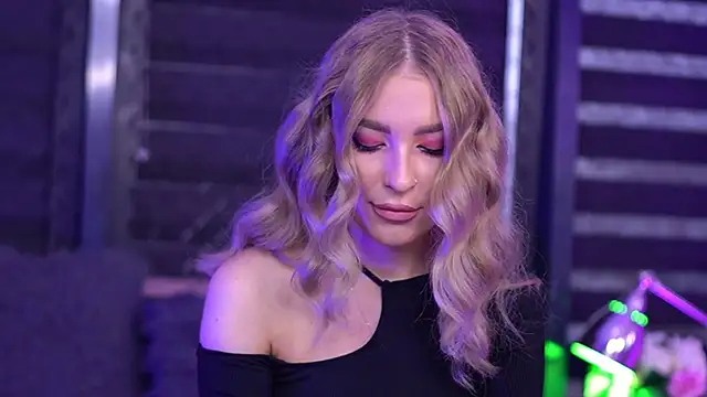 Snapshot of Adelleinne chatting on December 4, 2024, 6:27 am Adelleinne online show from December 4, 2024, 6:27 am