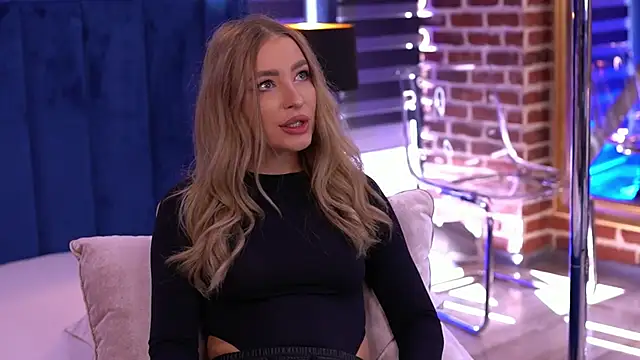 Snapshot of Adelleinne chatting on December 15, 2024, 9:45 am Adelleinne online show from December 15, 2024, 9:45 am