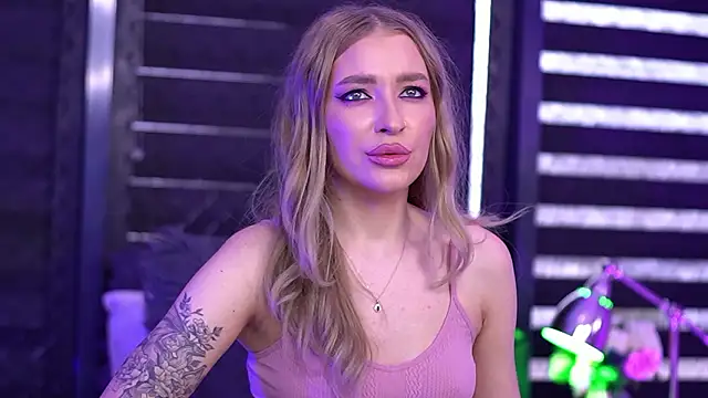 Snapshot of Adelleinne chatting on December 3, 2024, 9:50 am Adelleinne online show from December 3, 2024, 9:50 am