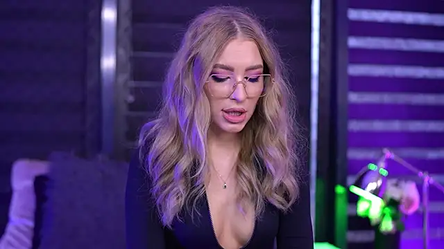 Snapshot of Adelleinne chatting on December 5, 2024, 6:26 am Adelleinne online show from December 5, 2024, 6:26 am