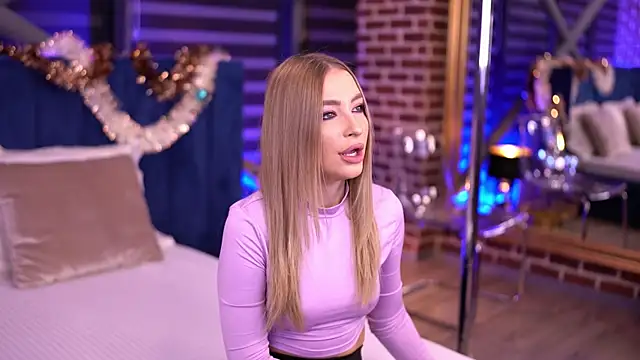 Snapshot of Adelleinne chatting on December 24, 2024, 6:55 am Adelleinne online show from December 24, 2024, 6:55 am