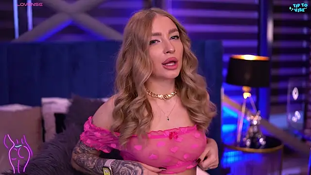 Snapshot of Adelleinne chatting on December 8, 2024, 2:19 pm Adelleinne online show from December 8, 2024, 2:19 pm