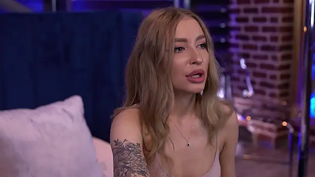 Snapshot of Adelleinne chatting on December 14, 2024, 1:27 pm Adelleinne online show from December 14, 2024, 1:27 pm