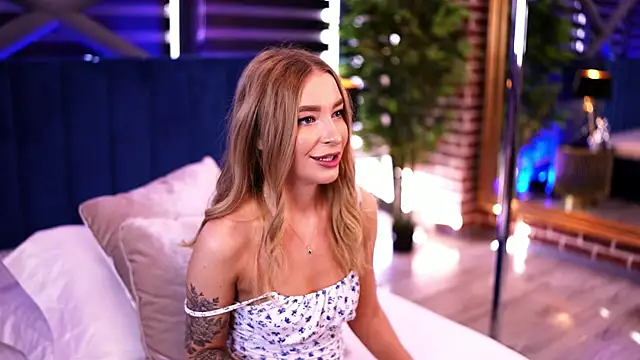 Snapshot of Adelleinne chatting on January 6, 2025, 11:51 am Adelleinne online show from January 6, 2025, 11:51 am