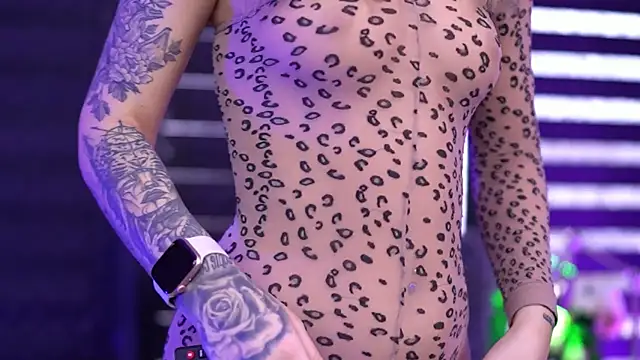 Snapshot of Adelleinne chatting on December 5, 2024, 9:44 am Adelleinne online show from December 5, 2024, 9:44 am