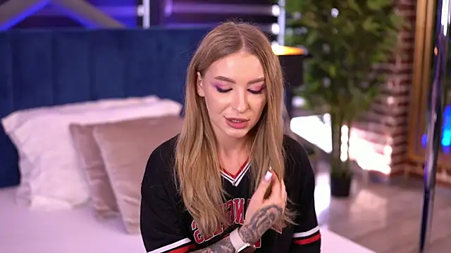 Snapshot of Adelleinne chatting on January 7, 2025, 12:09 pm Adelleinne online show from January 7, 2025, 12:09 pm