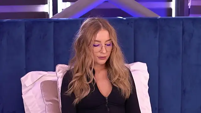 Snapshot of Adelleinne chatting on January 11, 2025, 11:45 am Adelleinne online show from January 11, 2025, 11:45 am