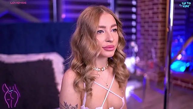 Snapshot of Adelleinne chatting on December 8, 2024, 7:58 am Adelleinne online show from December 8, 2024, 7:58 am