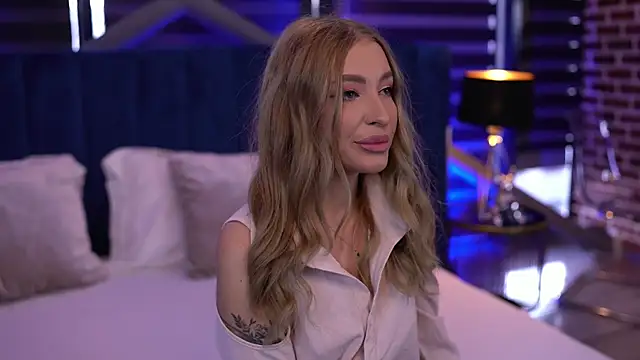 Snapshot of Adelleinne chatting on December 14, 2024, 6:46 am Adelleinne online show from December 14, 2024, 6:46 am