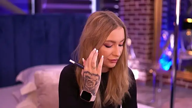 Snapshot of Adelleinne chatting on December 17, 2024, 12:33 pm Adelleinne online show from December 17, 2024, 12:33 pm