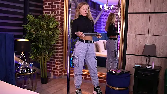 Snapshot of Adelleinne chatting on January 11, 2025, 5:41 am Adelleinne online show from January 11, 2025, 5:41 am