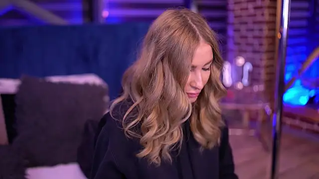 Snapshot of Adelleinne chatting on December 9, 2024, 6:45 am Adelleinne online show from December 9, 2024, 6:45 am