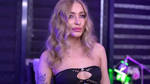 Snapshot of Adelleinne chatting on December 4, 2024, 12:41 pm Adelleinne online show from December 4, 2024, 12:41 pm