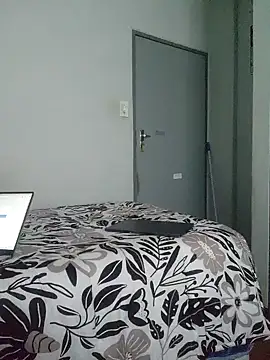 Userio072 online show from February 5, 2025, 2:37 pm