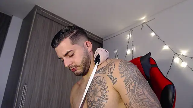 Snapshot of thomas_gun chatting on December 11, 2024, 9:01 pm thomas gun online show from December 11, 2024, 9:01 pm