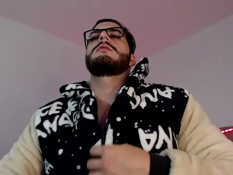 Snapshot of thomas_gun chatting on November 7, 2025, 1:43 am thomas gun online show from November 7, 2025, 1:43 am