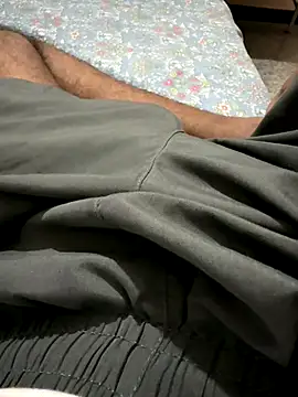 Snapshot of Yours_daddy6728 chatting on December 4, 2025, 1:32 pm Yours daddy6728 online show from December 4, 2025, 1:32 pm