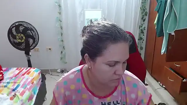 Snapshot of helenca43 chatting on September 18, 2025, 10:18 am helenca43 online show from September 18, 2025, 10:18 am