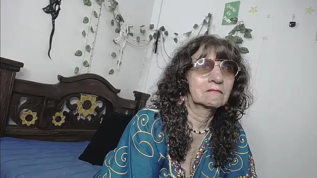 DominaLeona online show from May 18, 2026, 10:03 pm