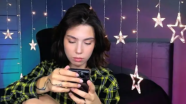 Stacy Gonzales  online show from October 18, 2025, 9:44 am