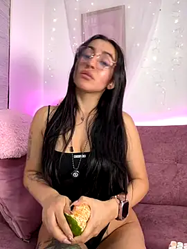 leila petitee  online show from November 27, 2025, 1:22 pm