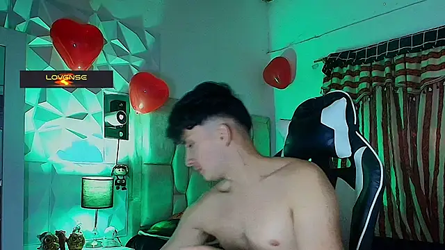 Snapshot of santyago_taylor chatting on February 26, 2025, 10:15 pm santyago taylor online show from February 26, 2025, 10:15 pm