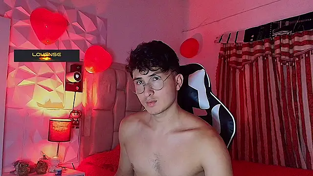 Snapshot of santyago_taylor chatting on March 6, 2025, 7:10 pm santyago taylor online show from March 6, 2025, 7:10 pm