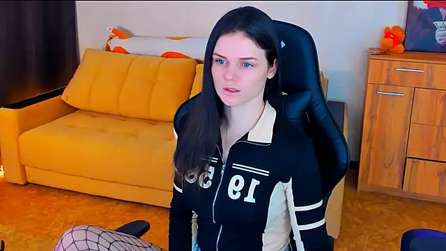 Snapshot of Lora_Cain chatting on January 17, 2025, 5:21 am Lora Cain online show from January 17, 2025, 5:21 am