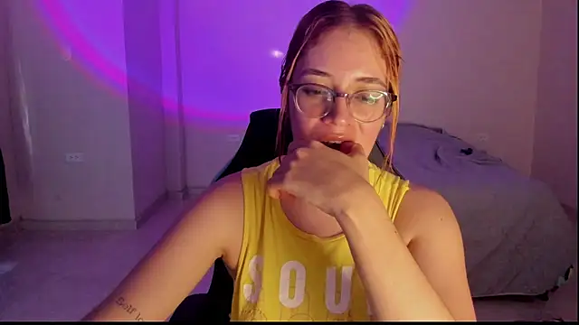 Snapshot of atenas_05_ chatting on December 4, 2025, 9:47 pm atenas 05 online show from December 4, 2025, 9:47 pm