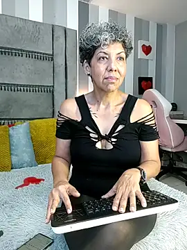 Julianewell online show from December 15, 2025, 12:22 pm