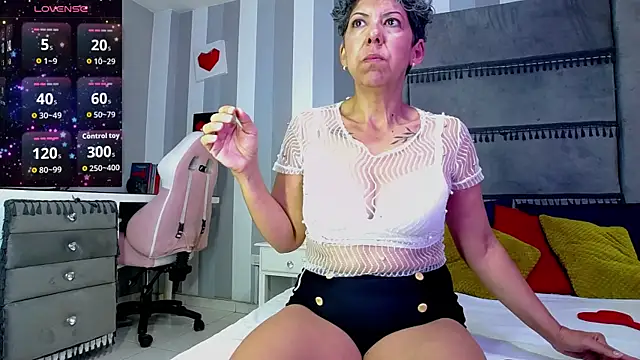 Julianewell online show from July 4, 2026, 12:21 pm