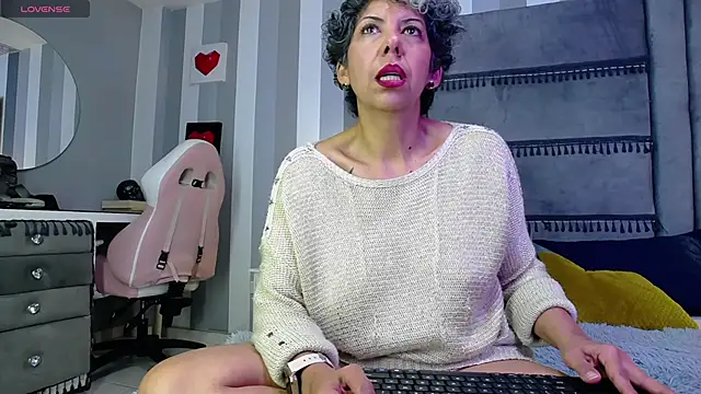 Snapshot of Julianewell chatting on February 27, 2026, 12:38 pm Julianewell online show from February 27, 2026, 12:38 pm