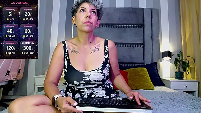 Julianewell online show from May 23, 2026, 12:15 pm