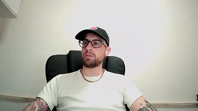 Snapshot of mikealcorleone chatting on March 14, 2025, 7:55 pm mikealcorleone online show from March 14, 2025, 7:55 pm