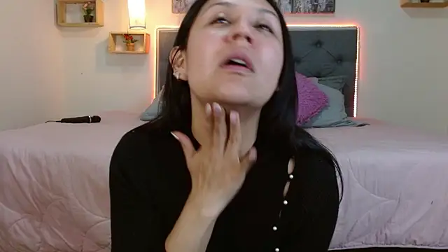 mia aira online show from November 28, 2025, 4:07 pm