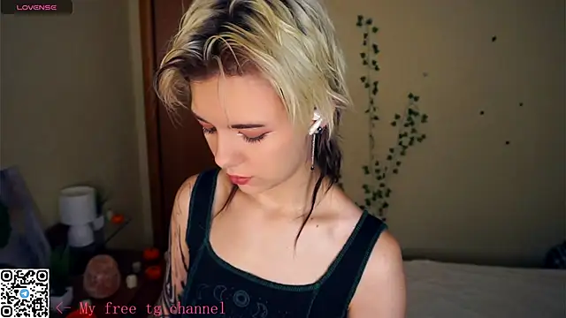 Snapshot of EngelAlman chatting on October 25, 2025, 6:23 am EngelAlman online show from October 25, 2025, 6:23 am