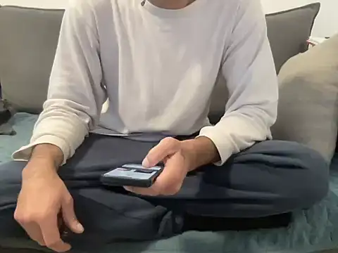 4small4inchlol online show from March 1, 2026, 9:42 am