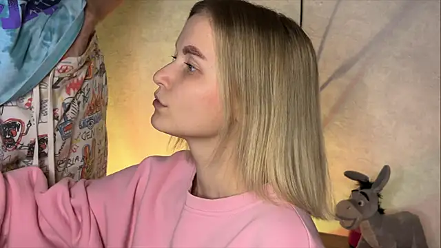 Adelovenick online show from March 18, 2025, 8:16 pm