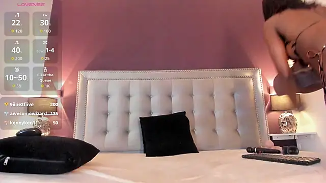 Snapshot of IssyRosse chatting on April 29, 2026, 5:30 pm IssyRosse online show from April 29, 2026, 5:30 pm