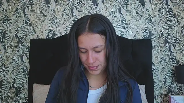 Snapshot of EmiGomez_ chatting on December 19, 2025, 1:24 pm EmiGomez online show from December 19, 2025, 1:24 pm