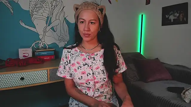 Snapshot of EmiGomez_ chatting on February 7, 2026, 12:13 pm EmiGomez online show from February 7, 2026, 12:13 pm