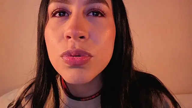 EmiGomez  online show from November 12, 2025, 1:59 pm